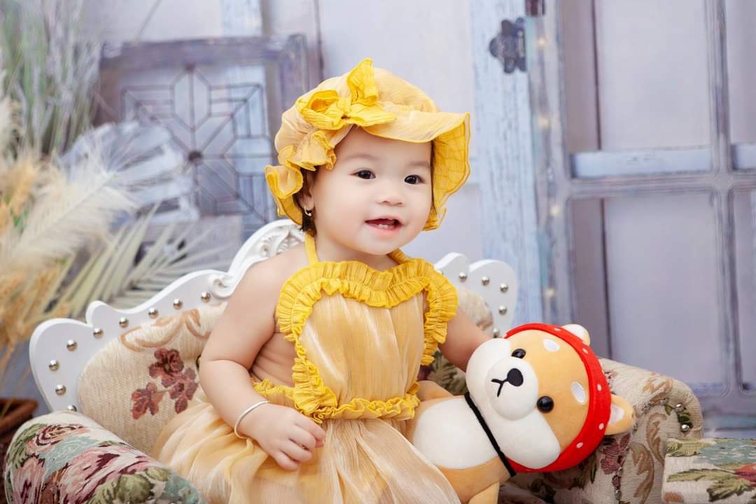 Body Yếm Vàng Bé Gái Sơ Sinh Đến 12kg, Bodysuit Tặng Nón Cho Bé Gái Chất Đũi Xốp Phối Tơ Ánh Nhũ Siêu Sang