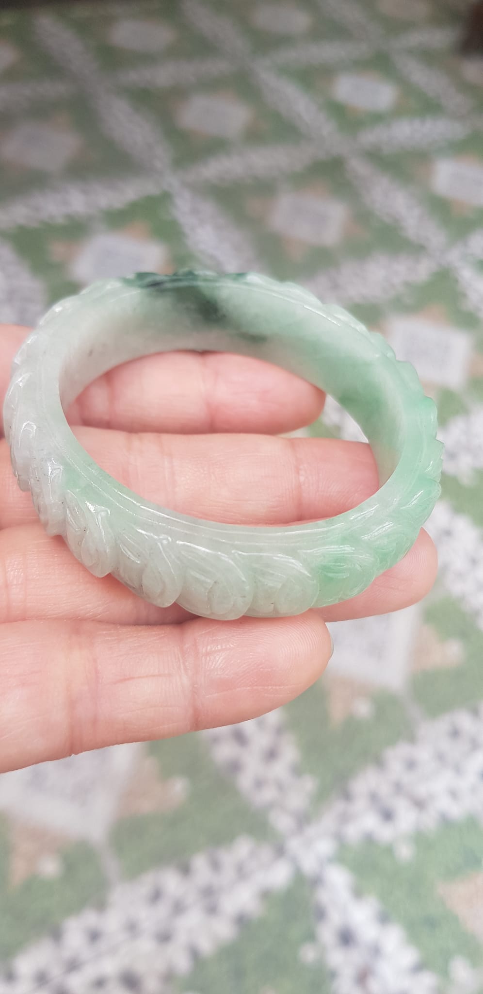 Vòng tay đá ngọc Cẩm Thạch dãy Đồng Tiền Tự nhiên Size 48mm x cao 13mm x dầy 7mm Màu trắng bóng ngọc ngà điểm xanh nhẹ đẹp may mắn tài lộc Nữ mệnh kim mệnh thủy tay nhỏ 35kg - 48kg đeo ạ
