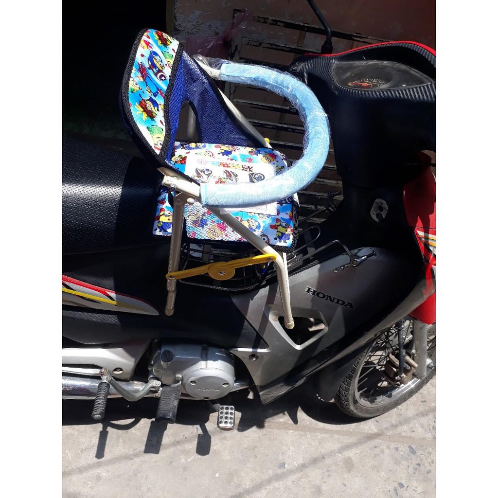 Dụng cụ ghế ngồi xe máy cho bé ra ngoài bằng sắt sơn tỉnh điện có vòng sắt bảo vệ, xếp gọn đươc, yên ngồi to,