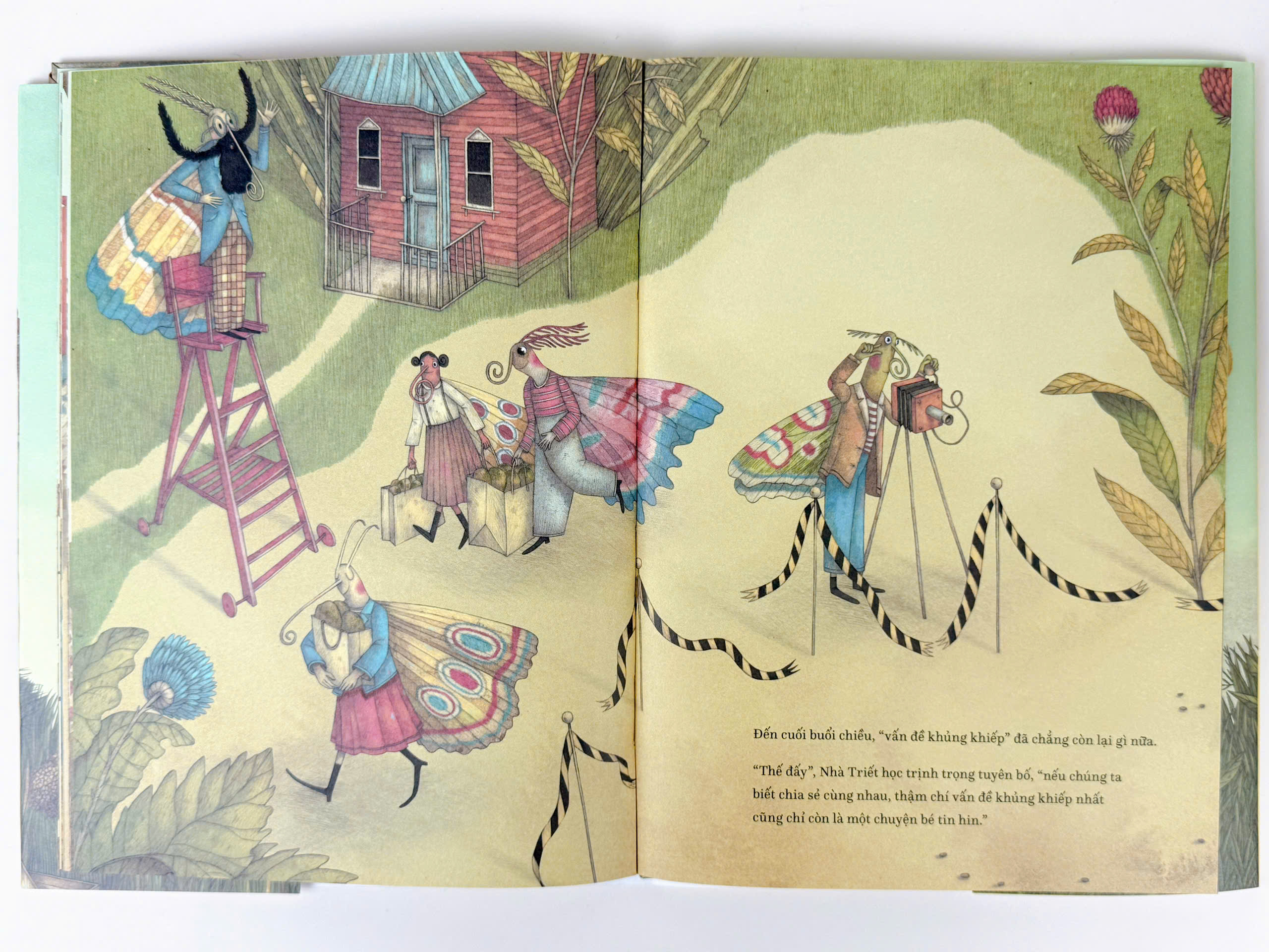 Sách - To như trái núi, nhẹ tựa lông hồng (tranh truyện ngụ ngôn hiện đại) - Crabit KidBooks