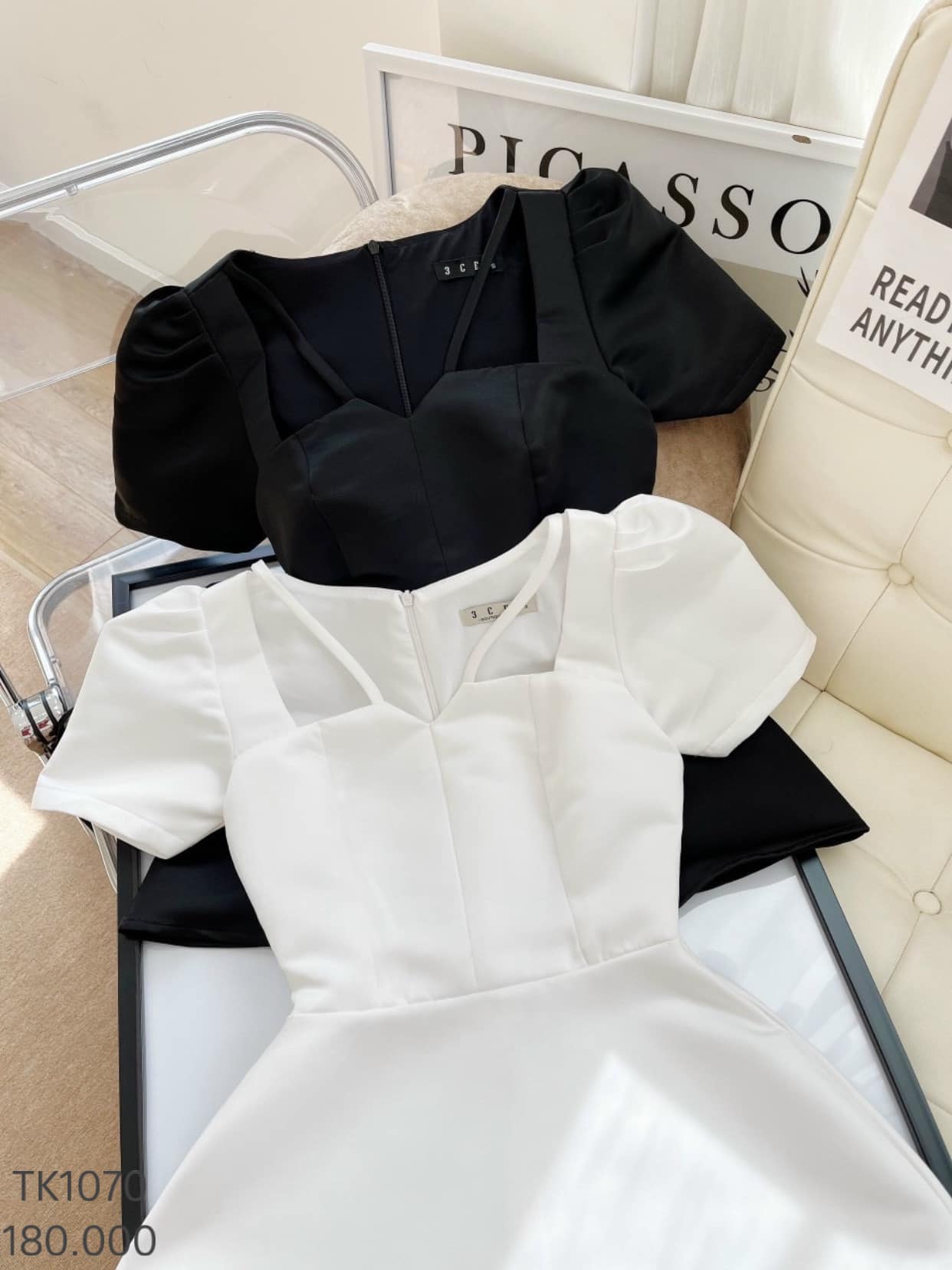 Áo peplum cổ chữ V cách điệu có 2 màu trắng, đen