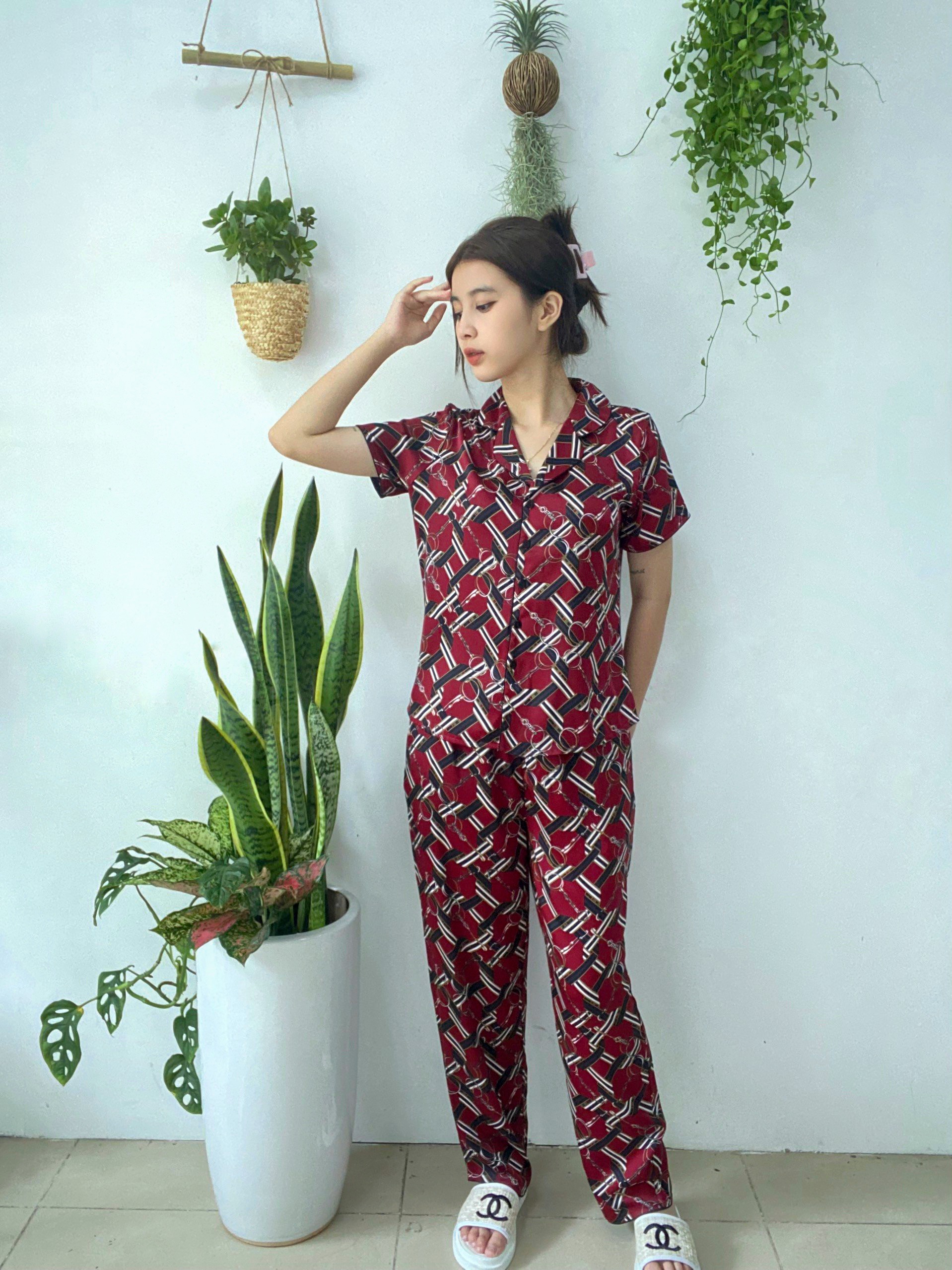 Bộ đồ Pyjama nữ, đồ mặc nhà lụa VILADY - B146 Quần Dài Tay Cộc Họa Tiết hình thoi, chất liệu lụa Pháp - Màu ĐỎ ĐÔ