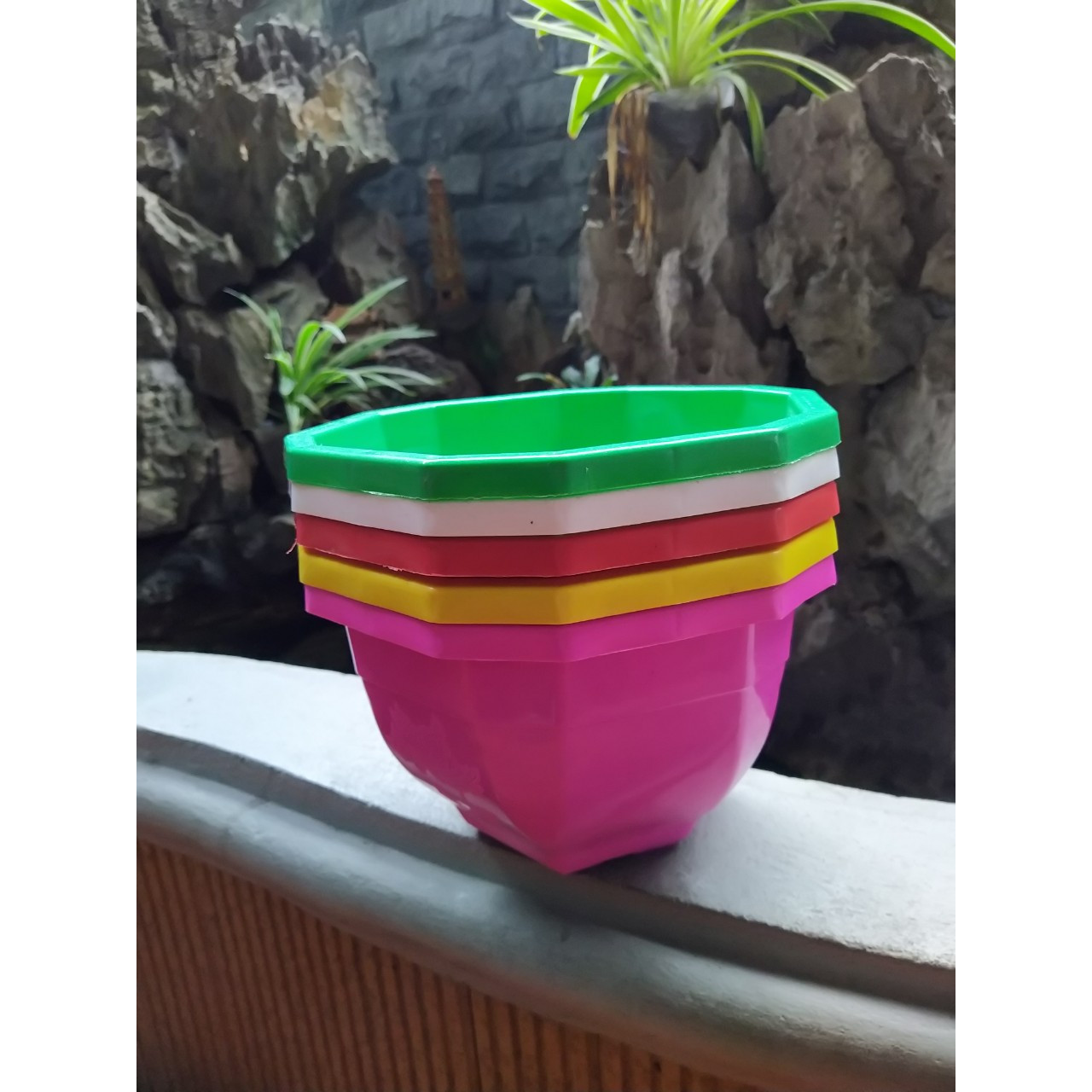 5 Chậu Nhựa Treo 5 Màu,Hình Bát Giác,Có Móc Treo Cùng Màu,Kích Thước Đường Kính 22cm Cao 14cm