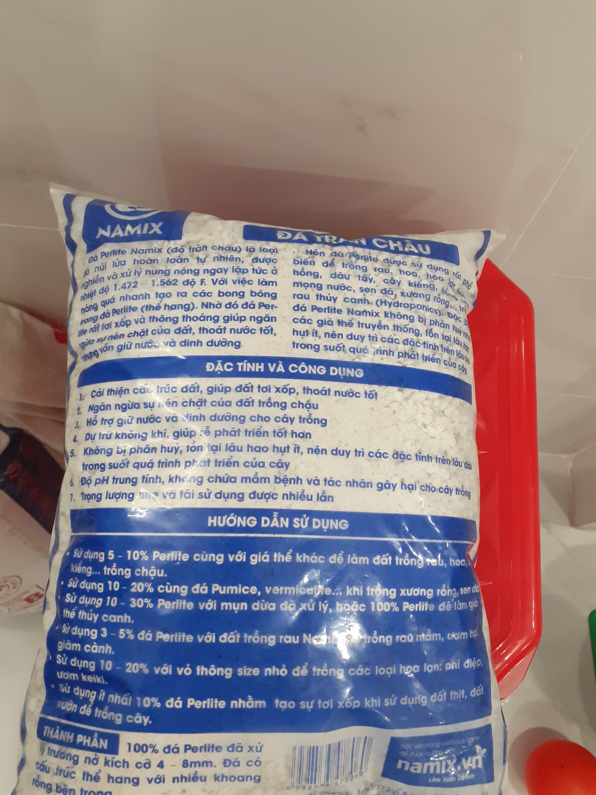 Giá thể tơi xốp đất – đá perlite – đá trân châu.