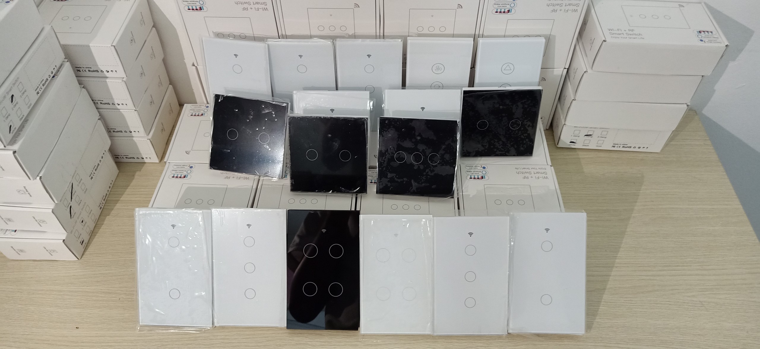 Công tắc cảm ứng Wifi thông minh 2 nút điều khiển từ xa qua Smartphone - HCN màu trắng - Hàng nhập khẩu
