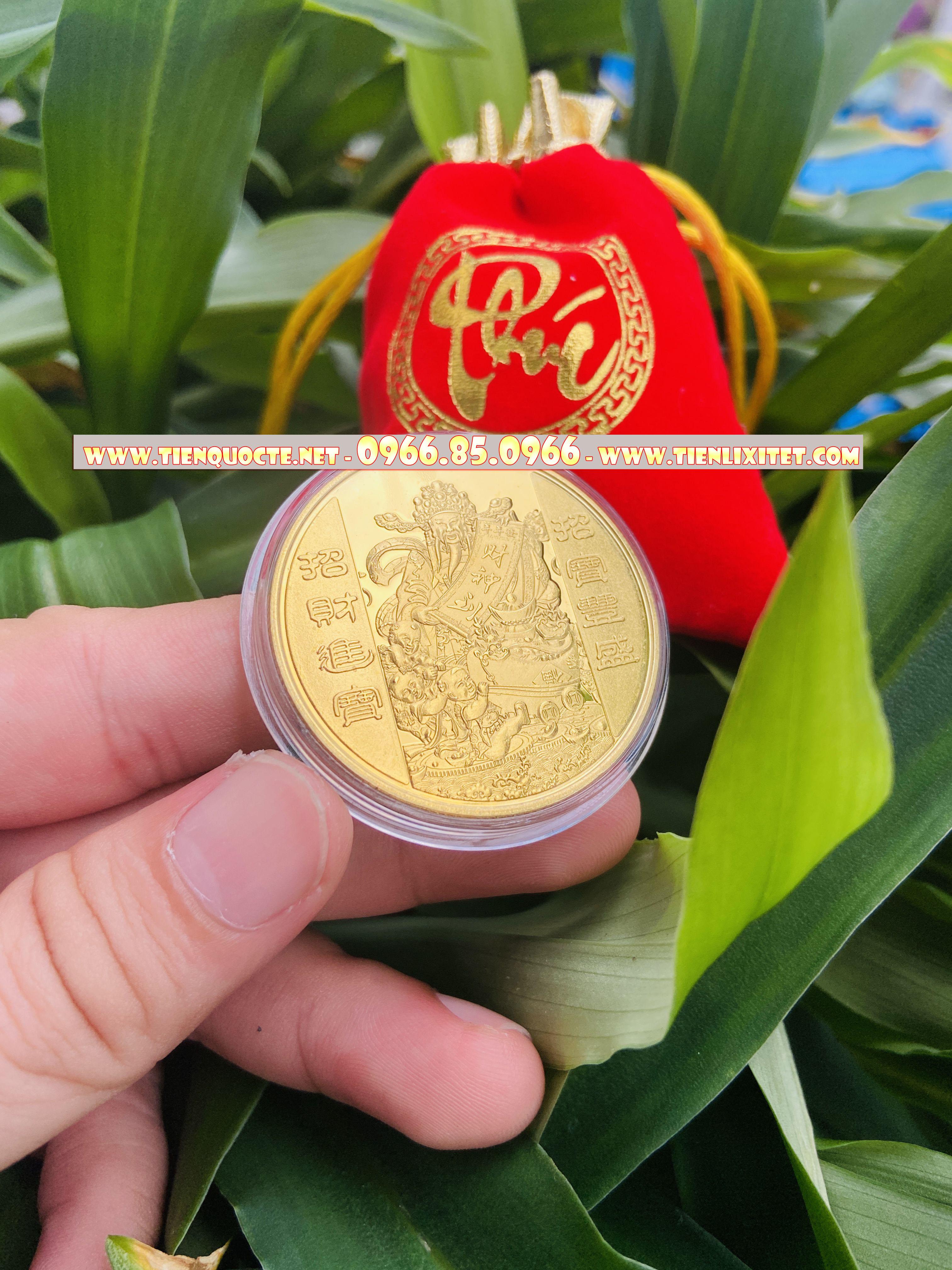 Ti.ền lì xì tết 2023 Đồng Ti.ền Xu Ông Thần Tài Mạ Vàng Tặng Kèm Móc Khóa Túi Gấm Nhung Phúc Lộc Phong Thủy May Mắn QTLNC000150