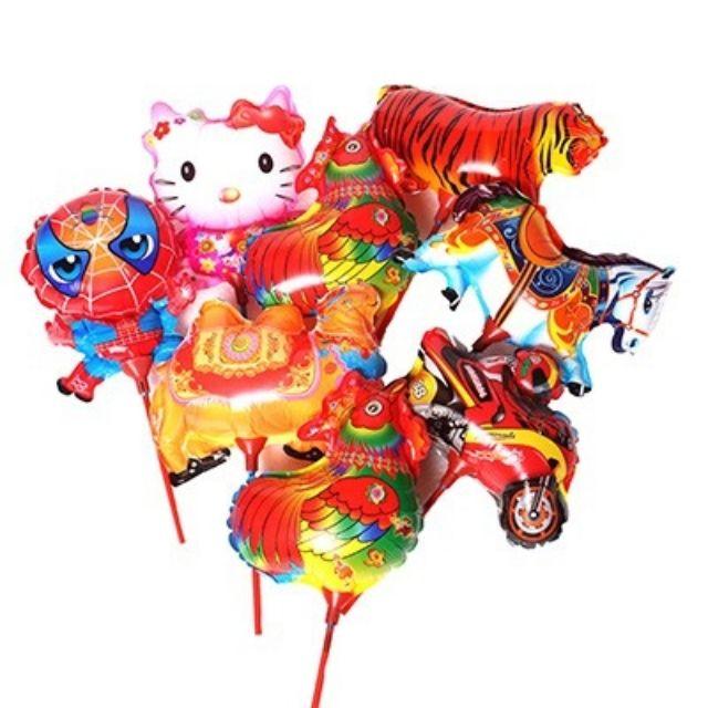 Combo 50 quả bóng bay kèm que cầm tay.