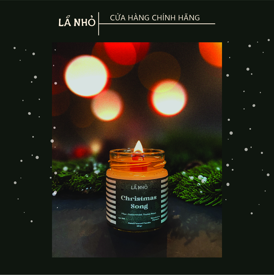 Nến thơm LÁ NHỎ phiên bản Giáng SInh 2022 - Christmas Song (Thông + Cedarwood + Tonka Bean) - Tặng Kèm Post Card