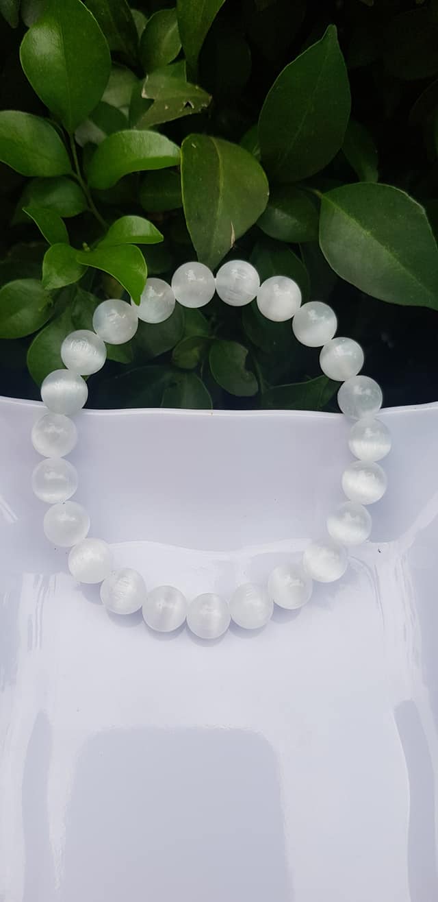 Vòng tay phong thủy may mắn Nữ đá mắt mèo trắng thiên nhiên Size hạt 8mm bóng sáng tuyệt đẹp màu trắng trong ánh sáng đẹp Chất liệu đá mắt mèo bóng đẹp chuẩn hợp nữ mệnh kim, mệnh thủy đeo giá rẻ bao đẹp ạ  đeo tốt sức khỏe, may mắn phong thủy tài lộc ạ