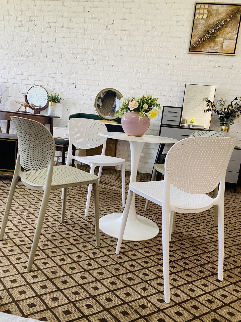 Bộ Bàn ghế cafe quán ăn nhiều màu decor đẹp - Bàn tròn Tulip và Ghế nhựa đúc có lỗ thông khí trang trí nhà ở, căn hộ
