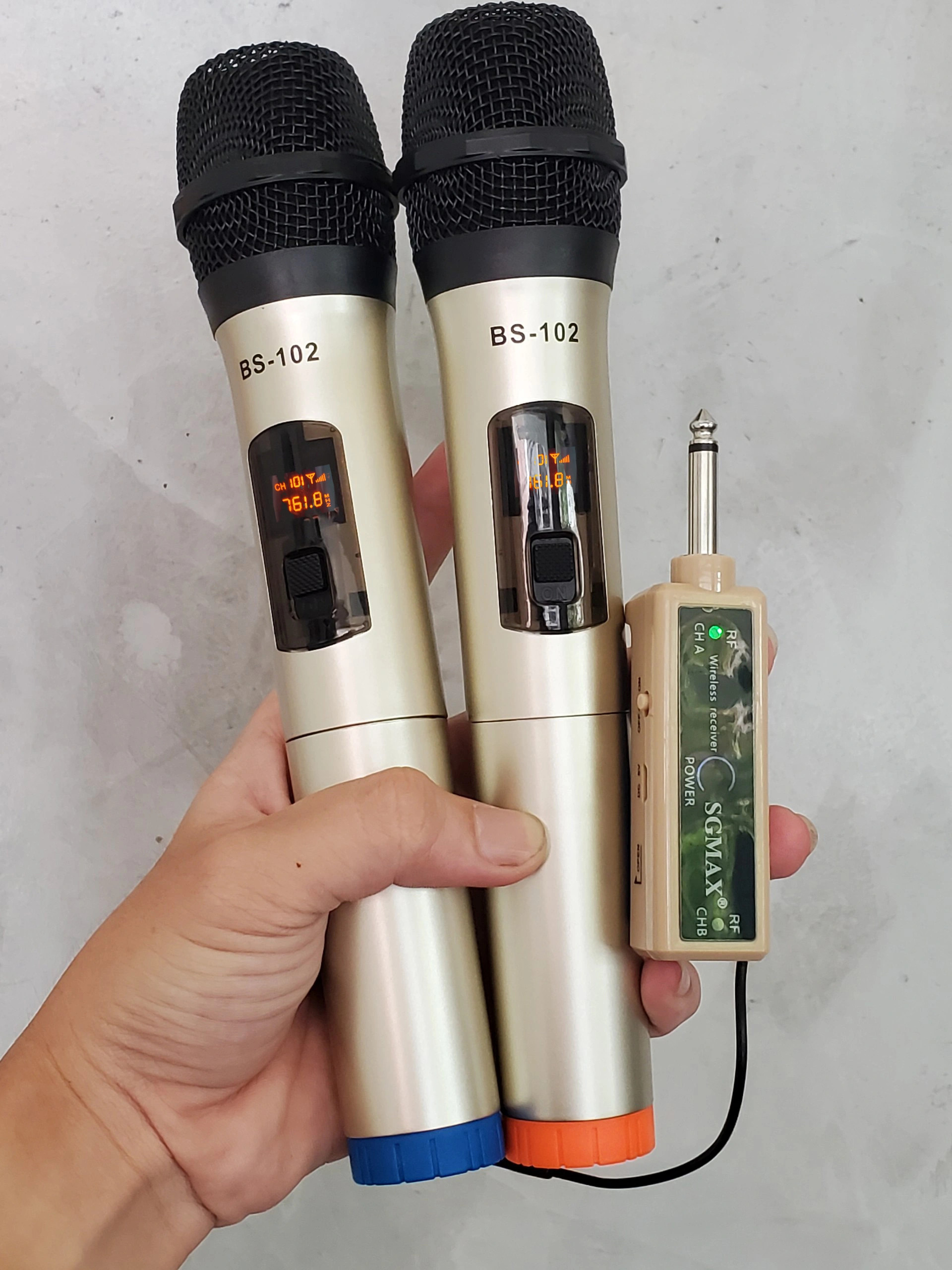 Combo 2 micro không dây SGMAX BS 102 chuyên dùng cho loa kéo, amply siêu hay micro nhẹ hút âm chống hú tốt