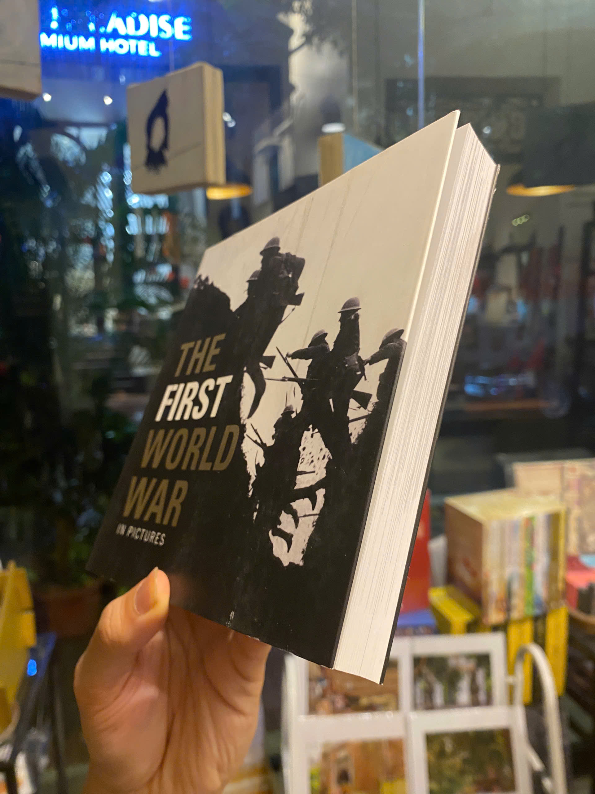 Sách - The First World War (In Pictures) - Ammonite Press | Photography / History Nonfiction
