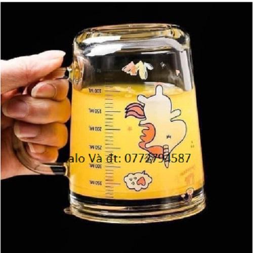 Ly Thủy Tinh Chia Vạch Có Quai in hình Ngộ nghĩnh 350ml | Kèm Óng Hút Silicon , Nắp Nhựa Ngăn Tràn