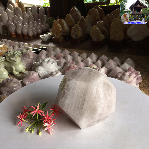 Quả cầu 12 mặt đá thạch anh trắng tự nhiên QC750 nặng 3.6kg kích thước 8.5x10x15 cm – vật phẩm phong thủy may mắn