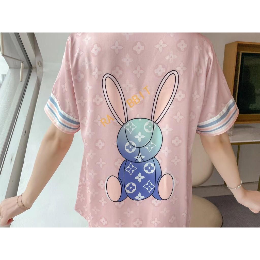 Bộ pijama lụa màu hồng họa tiết con thỏ
