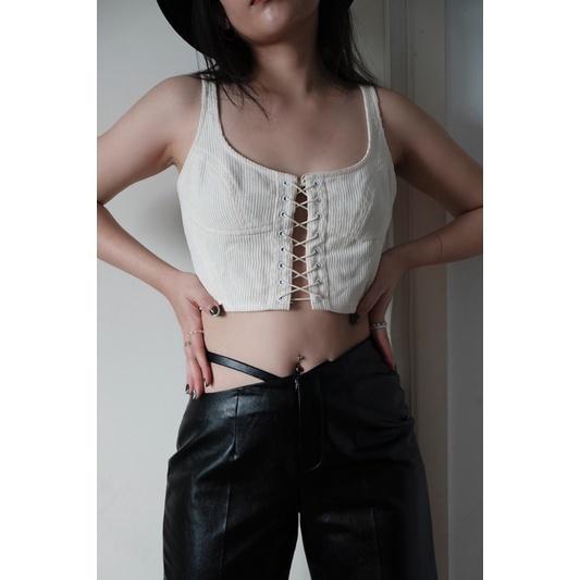OLALASTUDIO Quần da dài ống xuông cách điệu cut eo KEISHA LEATHER PANTS
