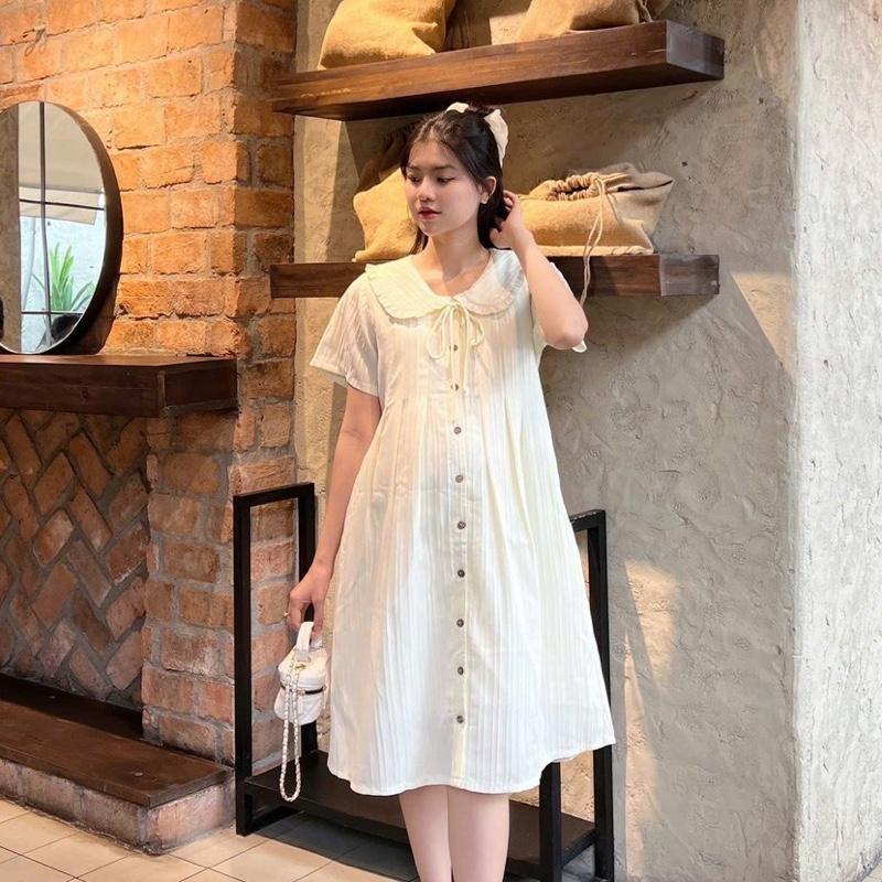 Đầm Bầu Đũi Gân Phom Suông Cổ Sen Bèo Phối Nút Váy Bầu Dễ Thương, Nhẹ Mát Size M L - Kem