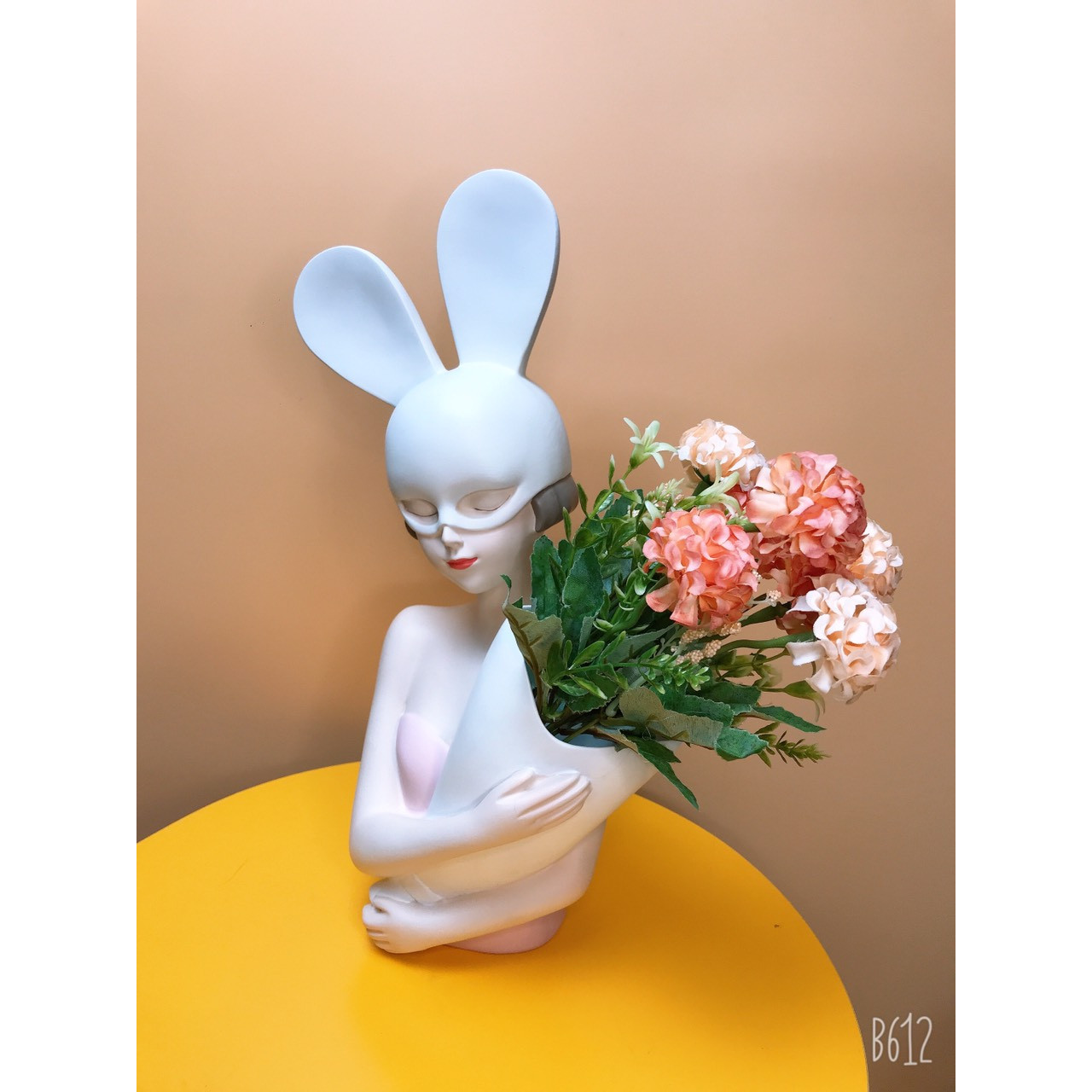 Tượng cô gái Bunny màu