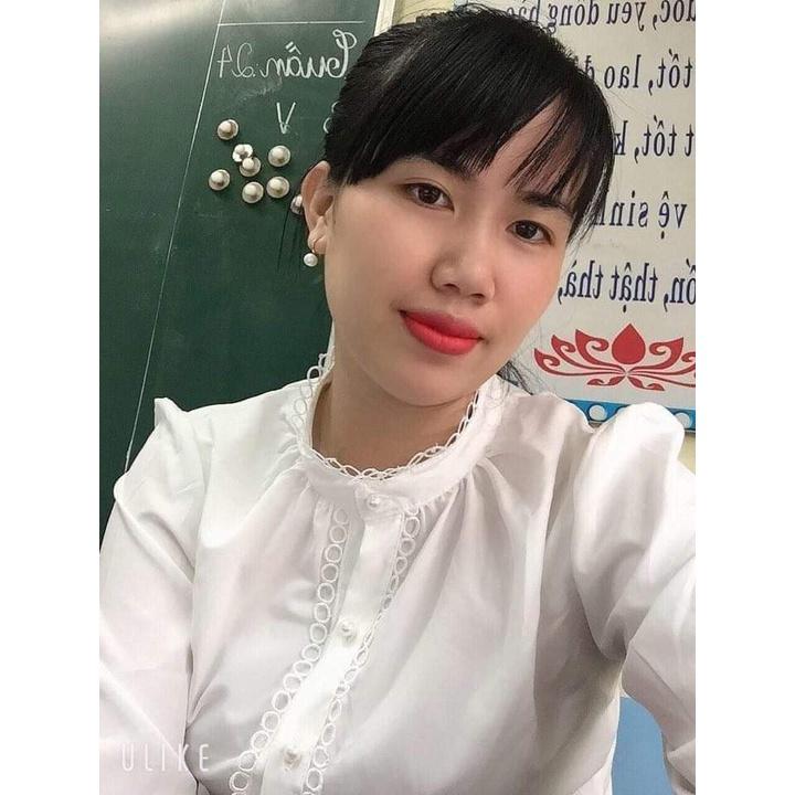 Áo sơ mi nữ công sở thời trang SURI chất vãi lụa màu trắng dài tay cổ lọ họa tiết ren.