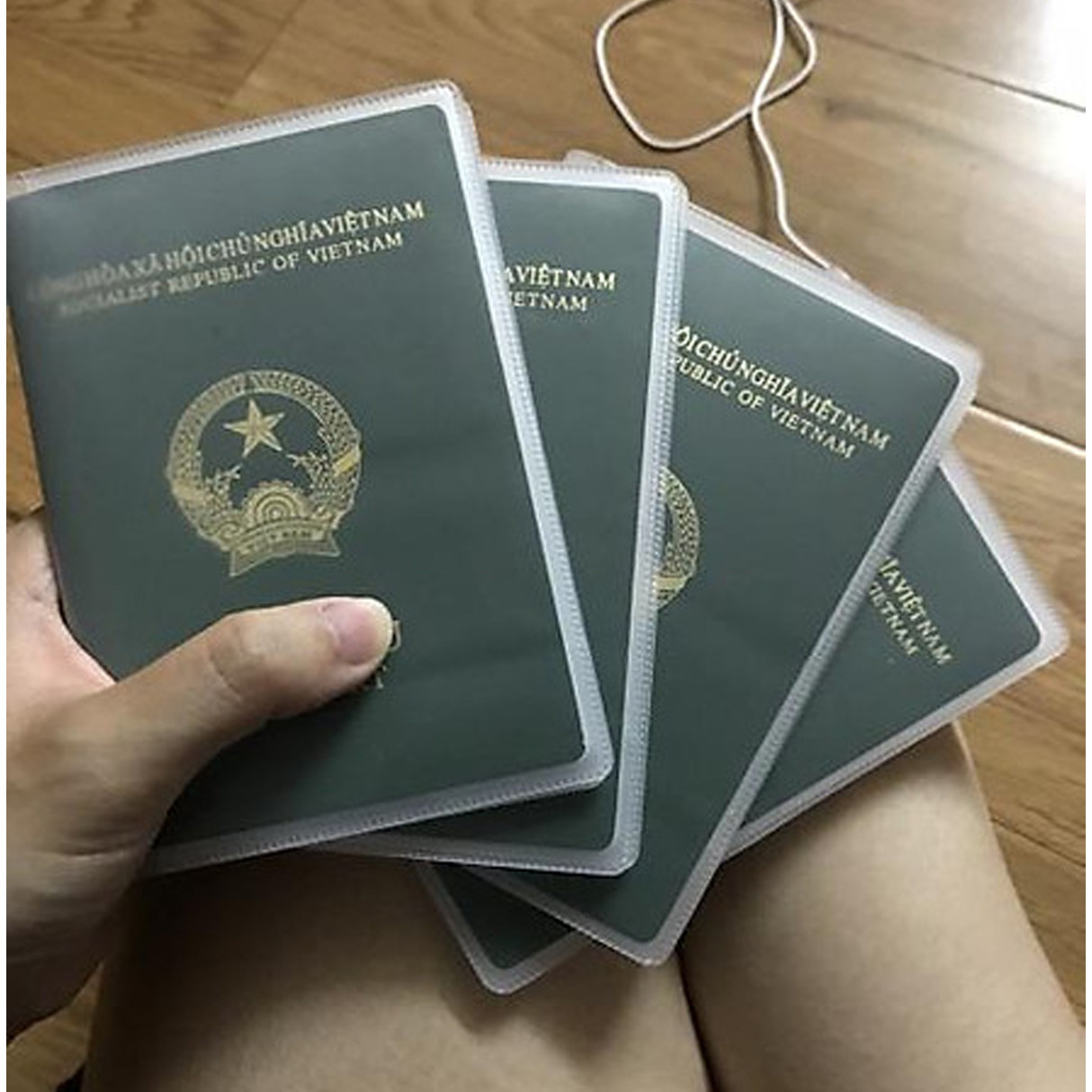 Combo 2 Bìa đựng hộ chiếu / Passport, Chống nước chống xước, giữ hộ chiếu luôn mới - cái vỏ bao hộ chiếu (passport) dẻo trong có khe đựng vé máy bay và các loại thẻ Hiệu Hier