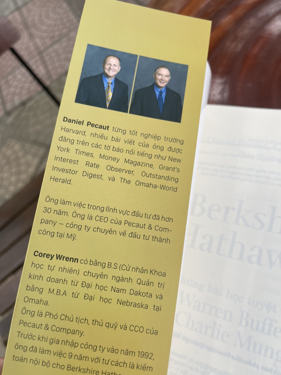 BERKSHIRE HATHAWAY – Những bài học tuyệt vời từ Warren Buffett &amp; Charlie Munger tại Đại hội cổ đông thường niên của Tập đoàn trong suốt 30 năm - Daniel Pecaut, Corey Wrenn – Bestbooks – bìa mềm