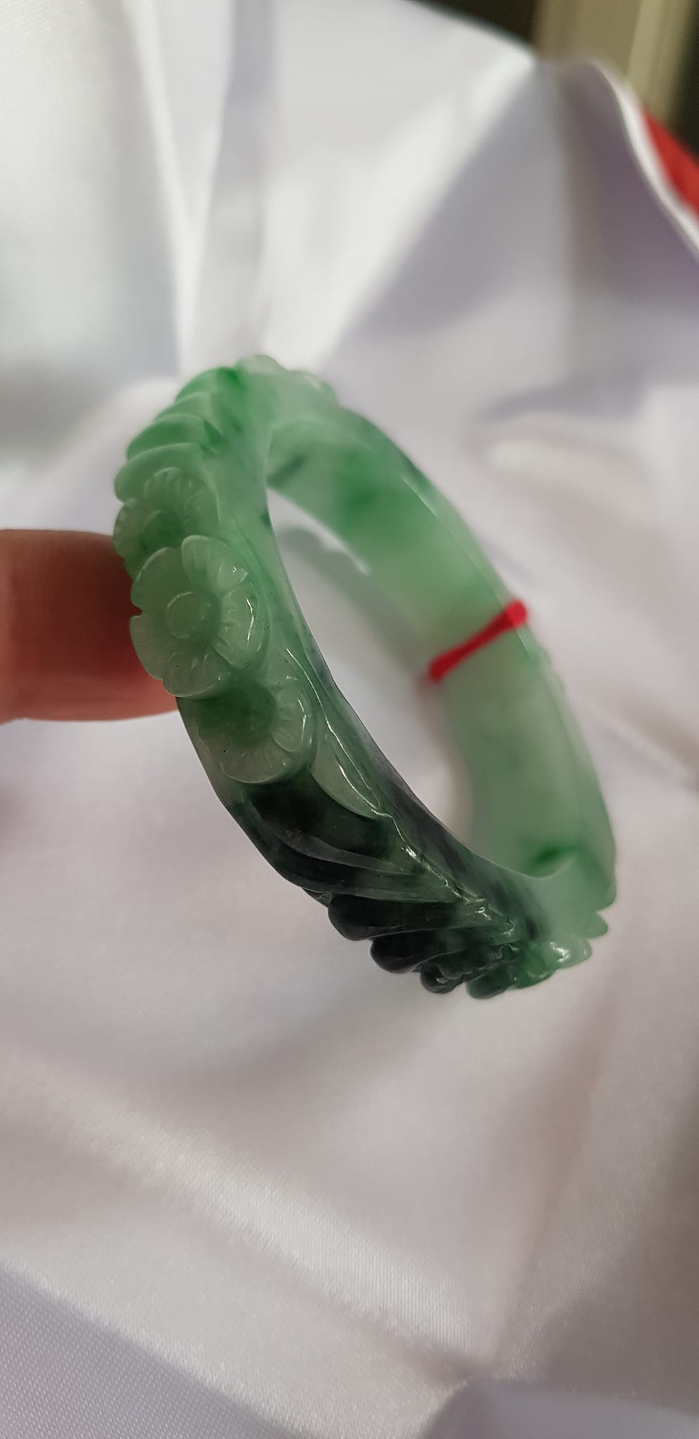 Vòng cẩm thạch tự nhiên chạm Bông Hoa Mai tròn mới đẹp tuyệt vời bản vuông Ni 48mm x cao 12mm x dầy 8mm 100% Đá cẩm thạch thiên nhiên màu Xanh ngọc bóng đẹp đều cả vòng điểm xanh sơn thủy đậm 1 góc thiệt đẹp Nữ 35kg - 48kg đeo ạ