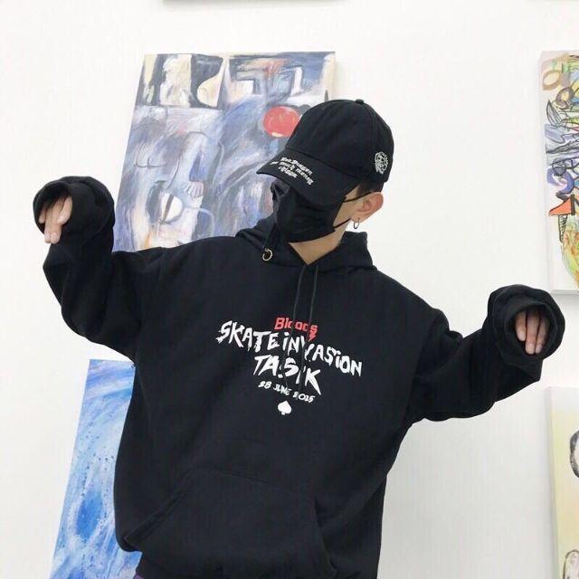 Áo khoác áo hoodie áo tròng đầu in chữ và lá bài chất nỉ ngoại màu đen