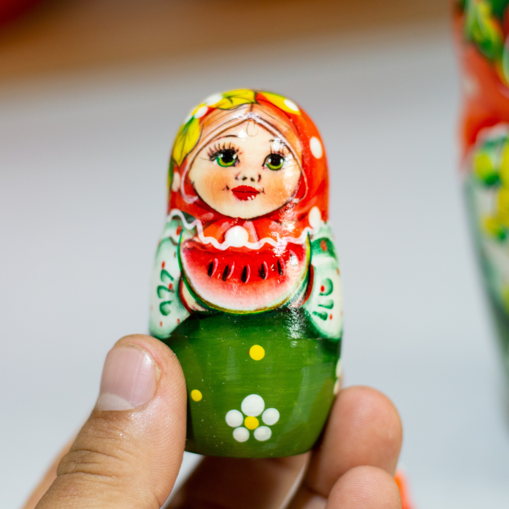 (CỰC DỄ THƯƠNG) BỘ BÚP BÊ NGA MATRYOSHKA 5 LỚP 15CM HOA VĂN &quot;MISA ÔM DÂU TÂY&quot; RẤT ĐẸP