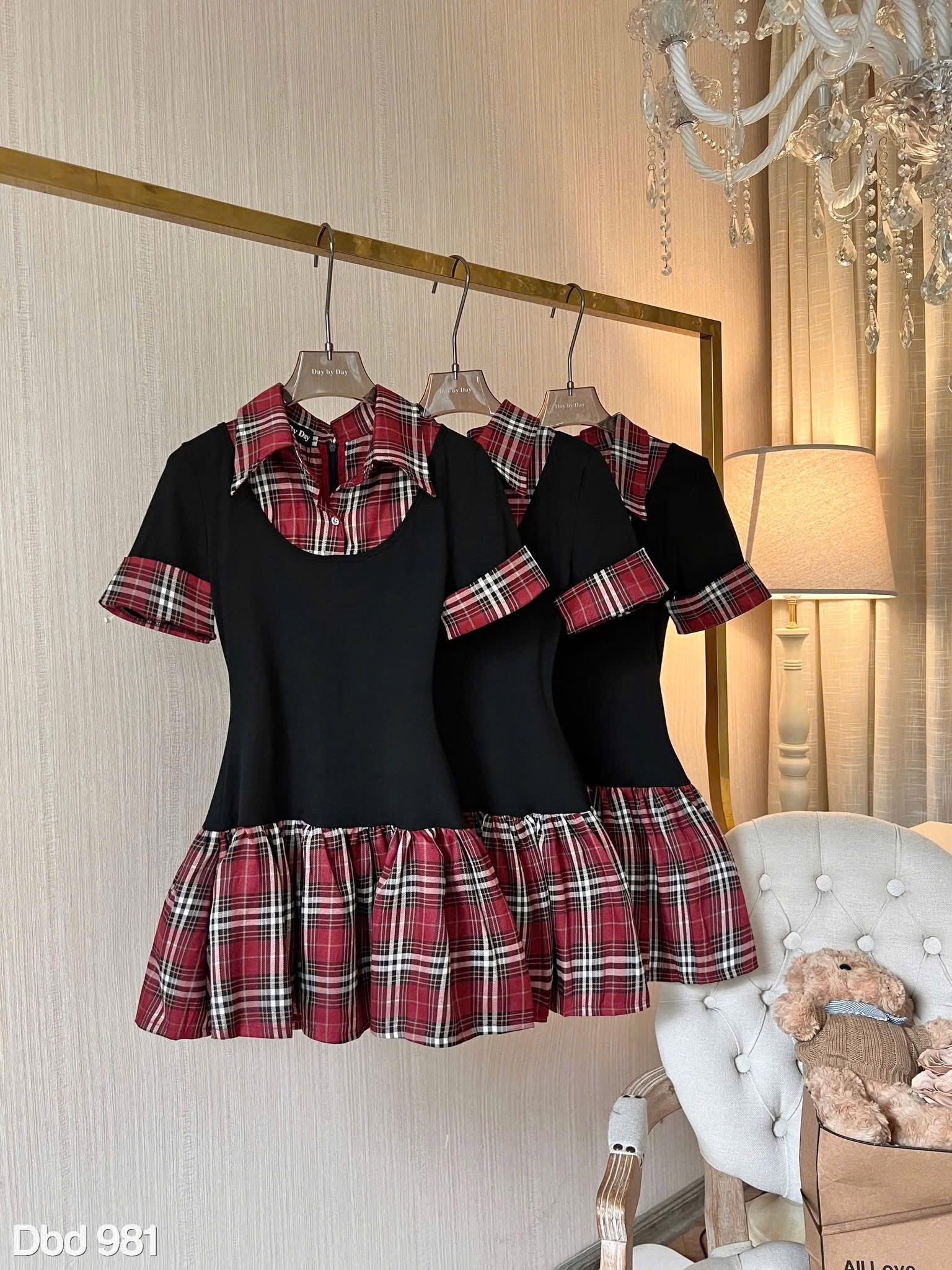 Váy Nữ Cổ Sơ Mi Phối Kẻ Đỏ Dáng Xoè – Thiết Kế Trẻ Trung, Dễ Thương