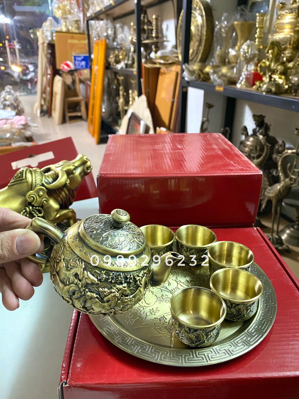 Bộ ấm trà hoa văn bát mã bằng đồng
