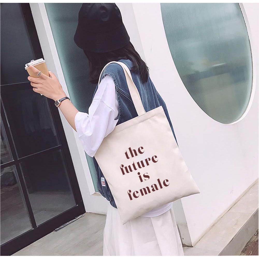 Túi Tote Vải Mộc Ginko kiểu basic có dây kéo khóa miệng túi( có túi con bên trong) đựng vừa laptop 14 inch và nhiều đồ dùng khác In Hình The Future is Female M05