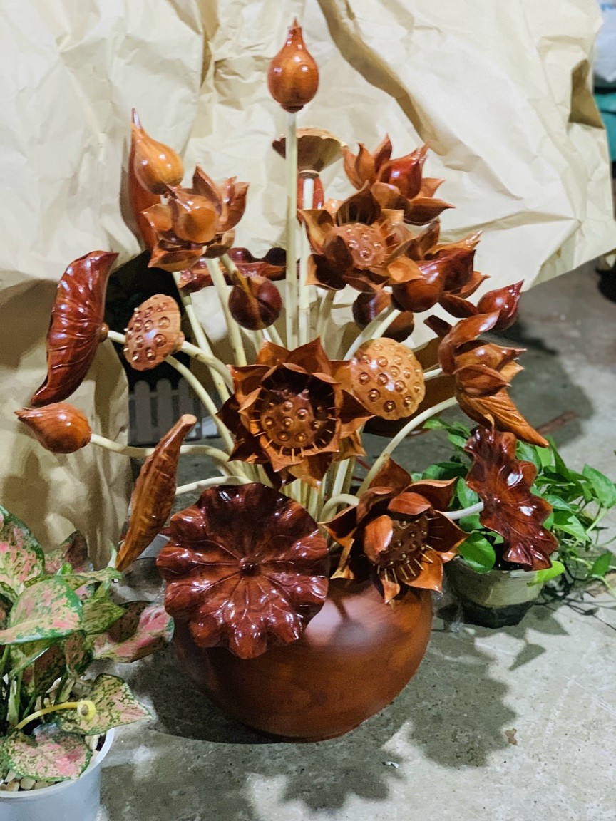 1 bình hoa sen 25 cành , trang trí phòng thờ phòng khách bằng gỗ hương đỏ đẹp long lanh ,