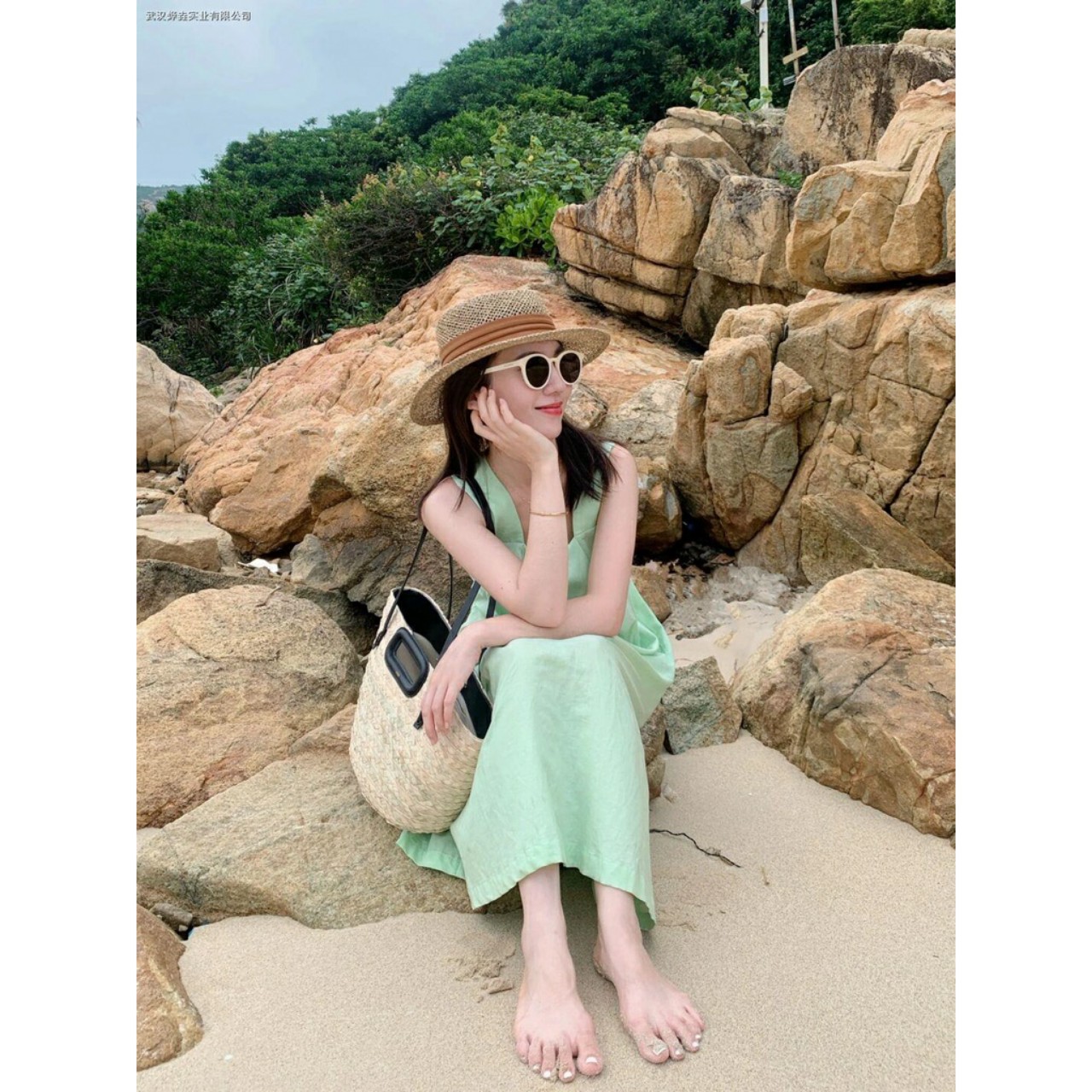 Đầm 2 dây bản to dáng dài, váy bầu bí đi biển phom rộng màu xanh mát mẻ