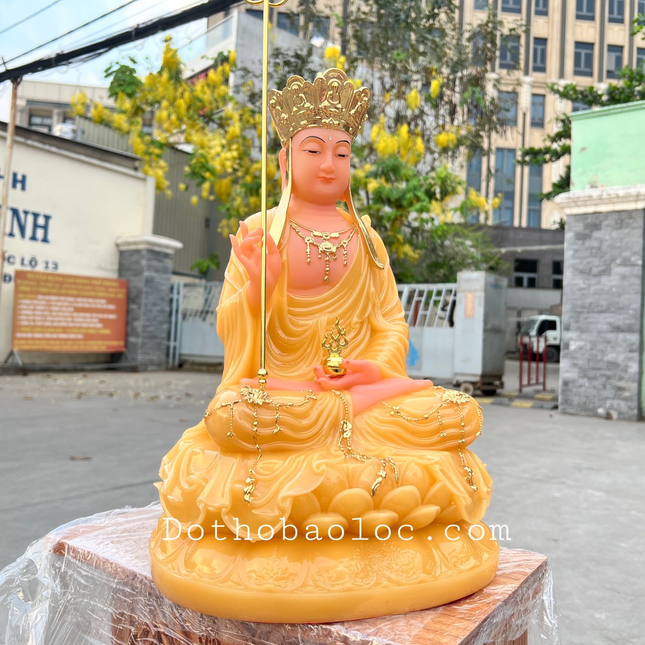 Tượng Địa Tạng Vương Bồ Tát ngồi trên đài sen bằng đá nhập khẩu cao cấp cao 40cm– màu vàng thạch anh