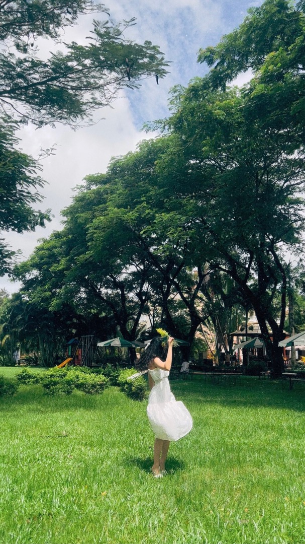 Đầm maxi 2 dây trắng hở lưng đi biển MiNhi thiết kế nữ tính dáng xòe dài qua gối, vải dày dặn 2 lớp