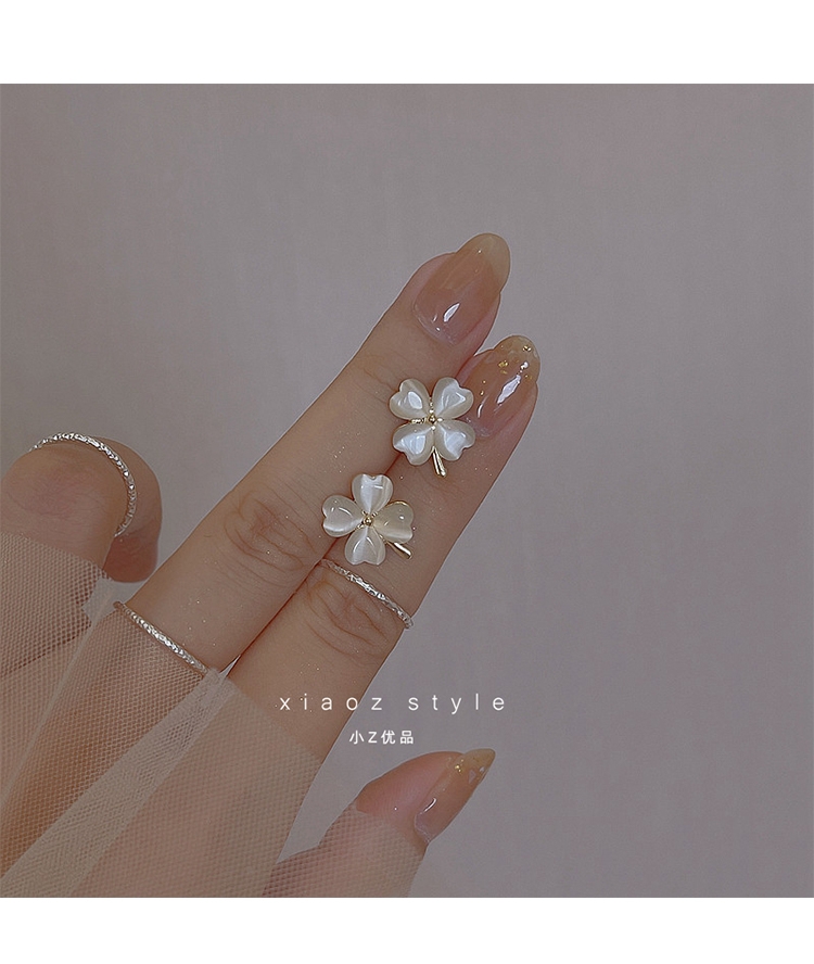 Khuyên tai cỏ 4 lá đính đá ulzzang hàn quốc