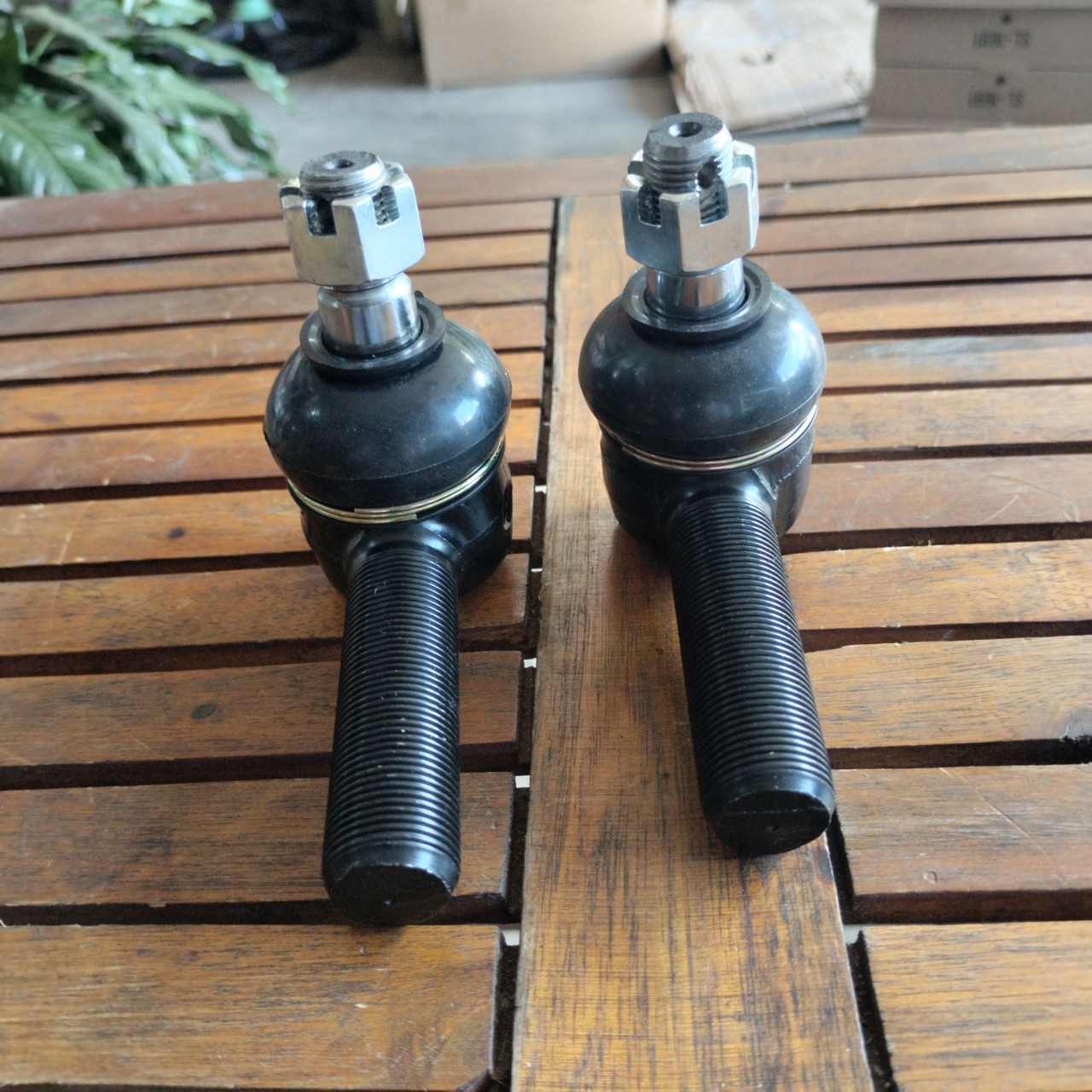 Một cặp Rotuyn lái dùng cho xe tải 2.5 tấn - 3.5 tấn, BJ1060, gai ngoài 22mm, côn 18mm