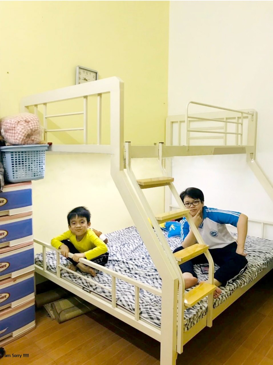 Giường sắt 2 tầng hộp vuông sắt 4x8 màu kem kích thước từ