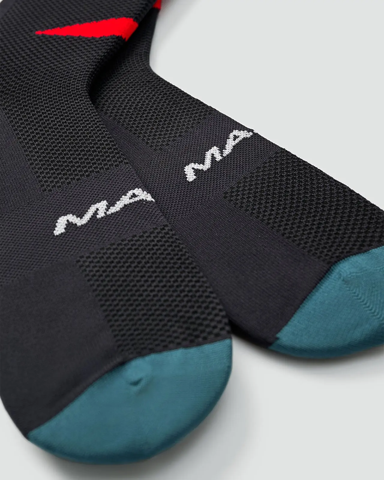 Vớ Thể Thao Đạp Xe/ Chạy Bộ MAAP Emerge Pro Air Sock