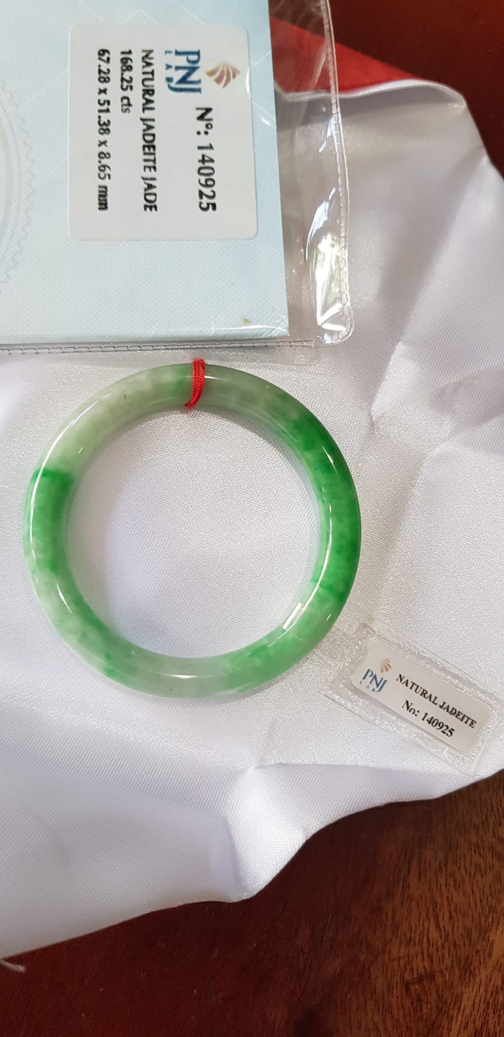 Vòng Cẩm Thạch tự nhiên Đậu Lý Sao Sao Sao Vip 50mm x chột 8mm Vòng cẩm thạch kiểm định P No 140925 Màu Xanh lý tươi bóng sáng mượt bông đậu lý trắng đều đẹp sang Nữ 50kg - 54kg đeo ạ