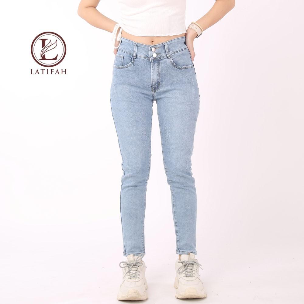 Quần jeans dài nữ co giãn Latifah cạp thường lưng bản to mài xước màu xanh nhạt QD030
