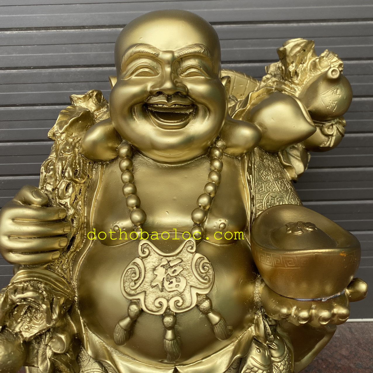Tượng Di Lặc bột đá màu vàng đồng tay cầm quạt và thỏi vàng cao 39cm
