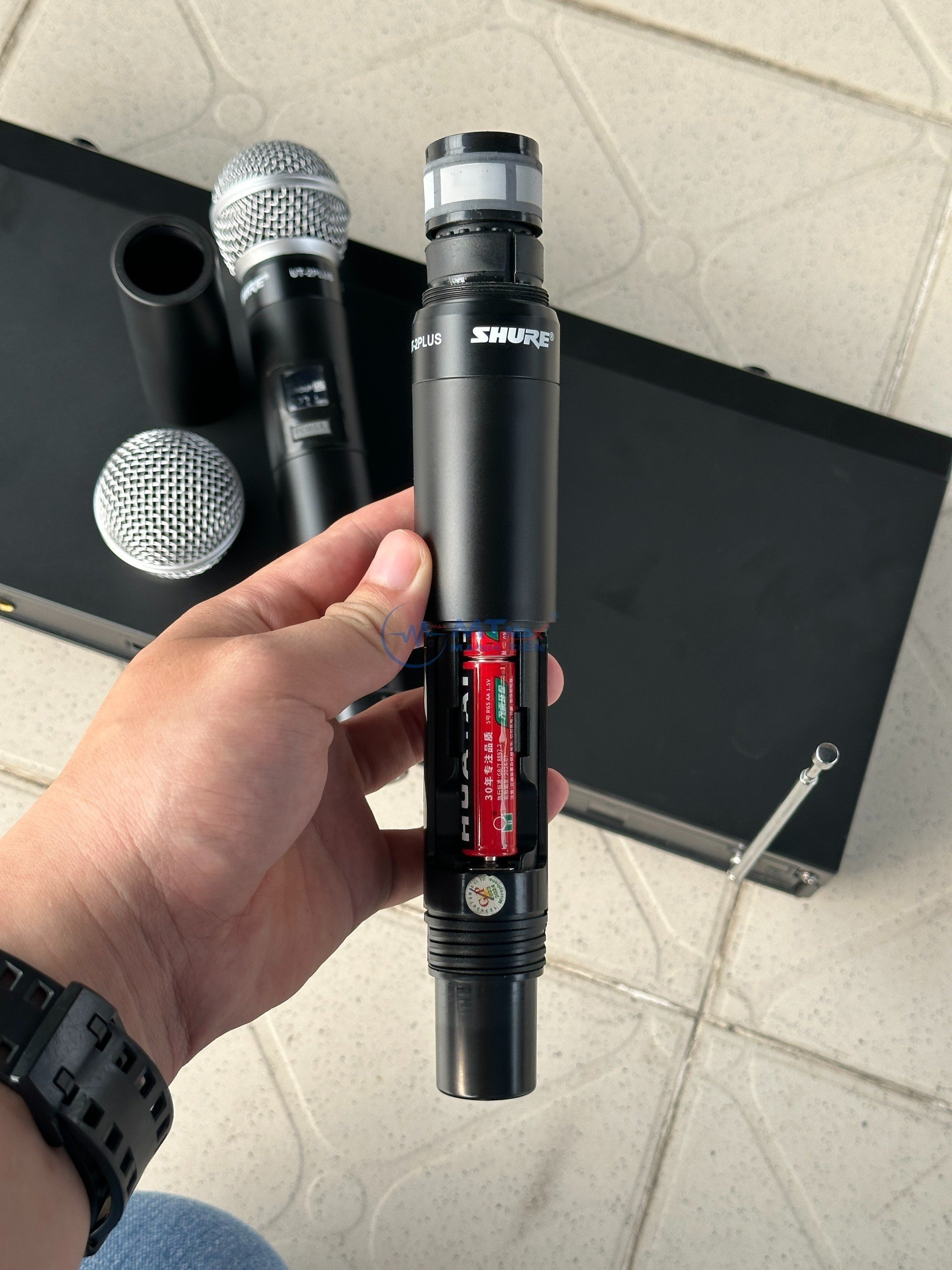 Micro không dây UT-2Plus - Điều Chỉnh 2 Micro Riêng Biệt, Âm Thanh Chất Lượng, Karaoke, Hội Nghị Giá Rẻ. Hàng Chính Hãng