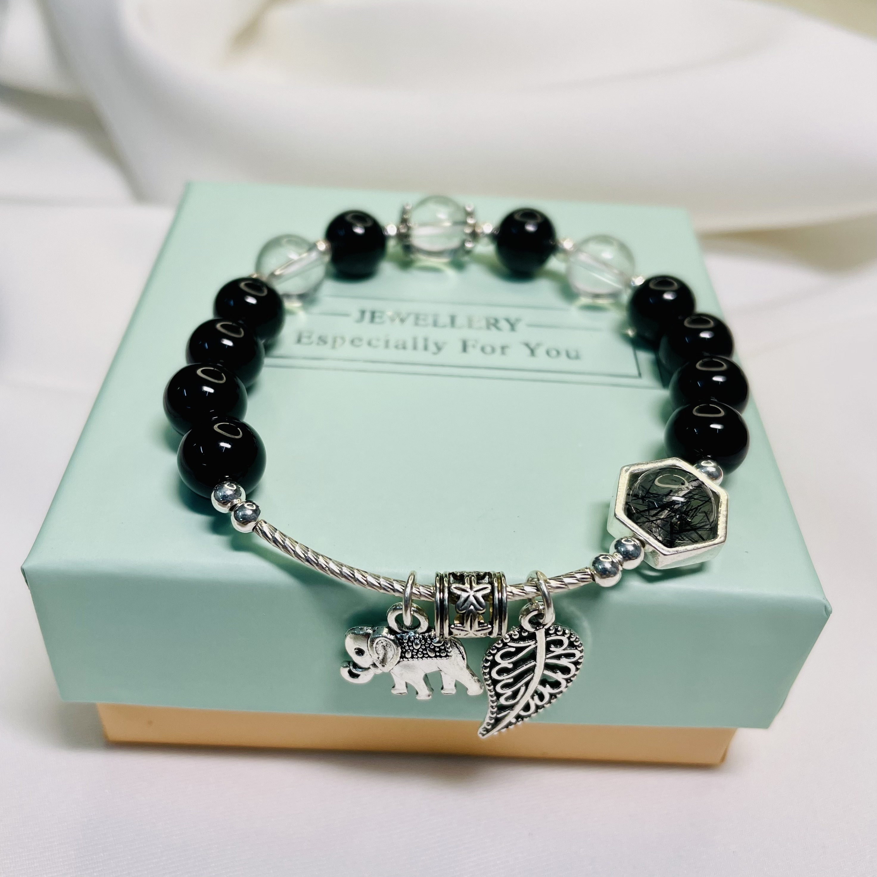 Vòng tay mã não phối charm bạc cao cấp