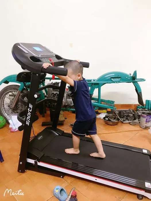 Máy chạy bộ điện tích hợp máy rung, gập bụng,băng chạy rộng, tốc độ tối đa lên tới 16km