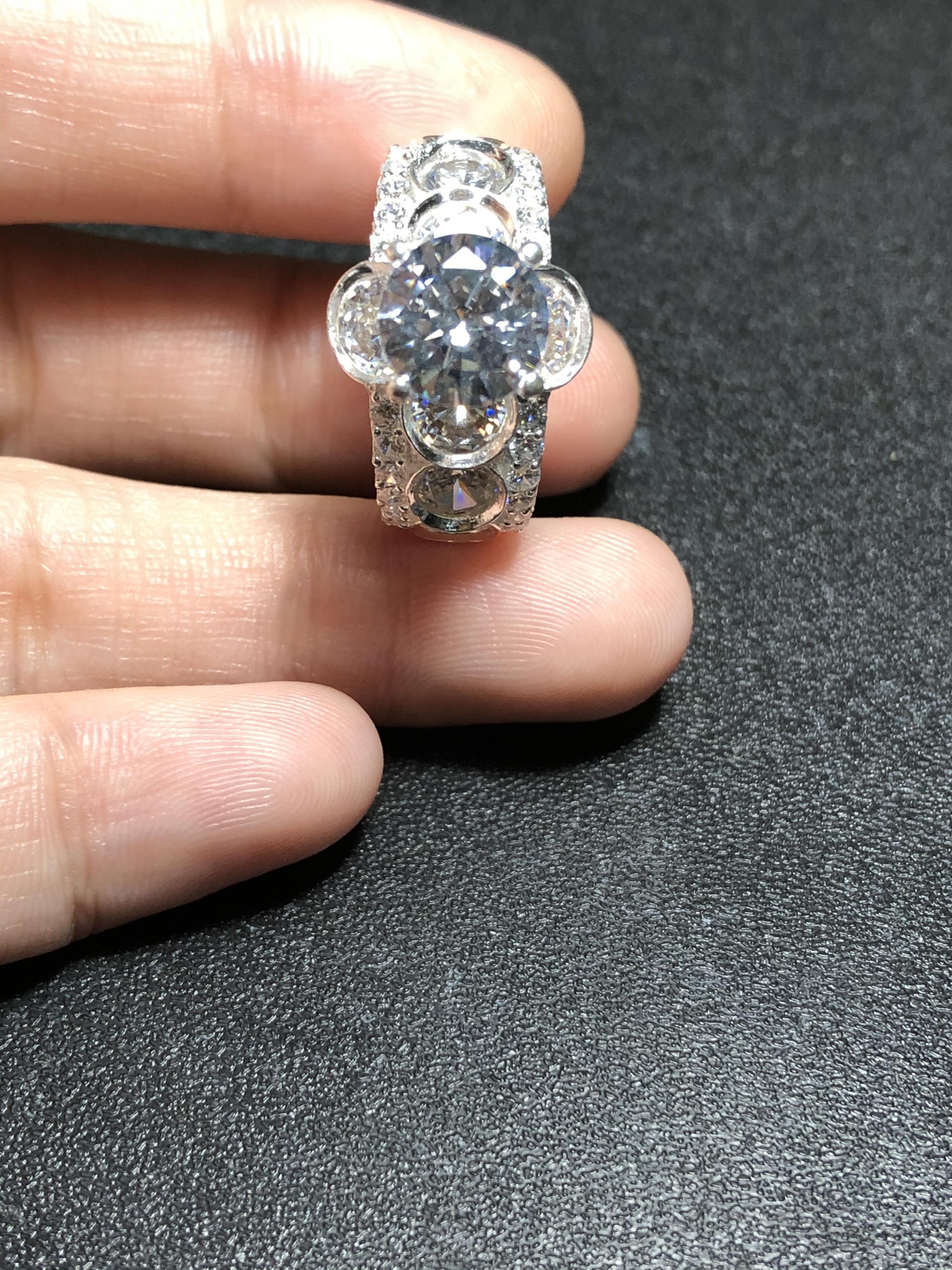 Nhẫn bạc đính đá zircon rất đẹp - bạc thật
