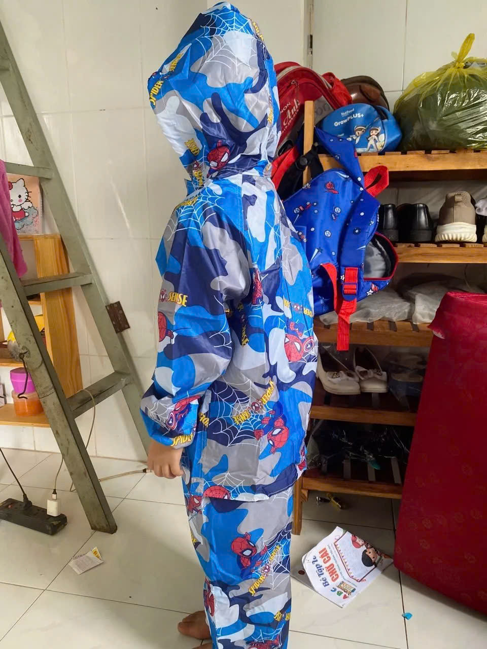 Áo Mưa Bộ Trẻ Em 6–8 Tuổi Vải Dù Cao Cấp Chống Thấm 100% – Bộ Quần Áo Đi Mưa Siêu Bền Có Túi Đựng Xinh Xắn – Giao Màu Ngẫu Nhiên