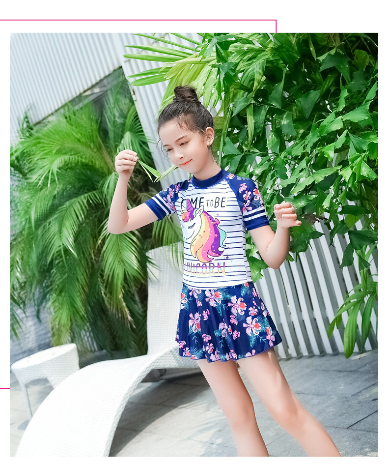 Đồ bơi bé gái liền thân họa tiết kì lân có size lớn