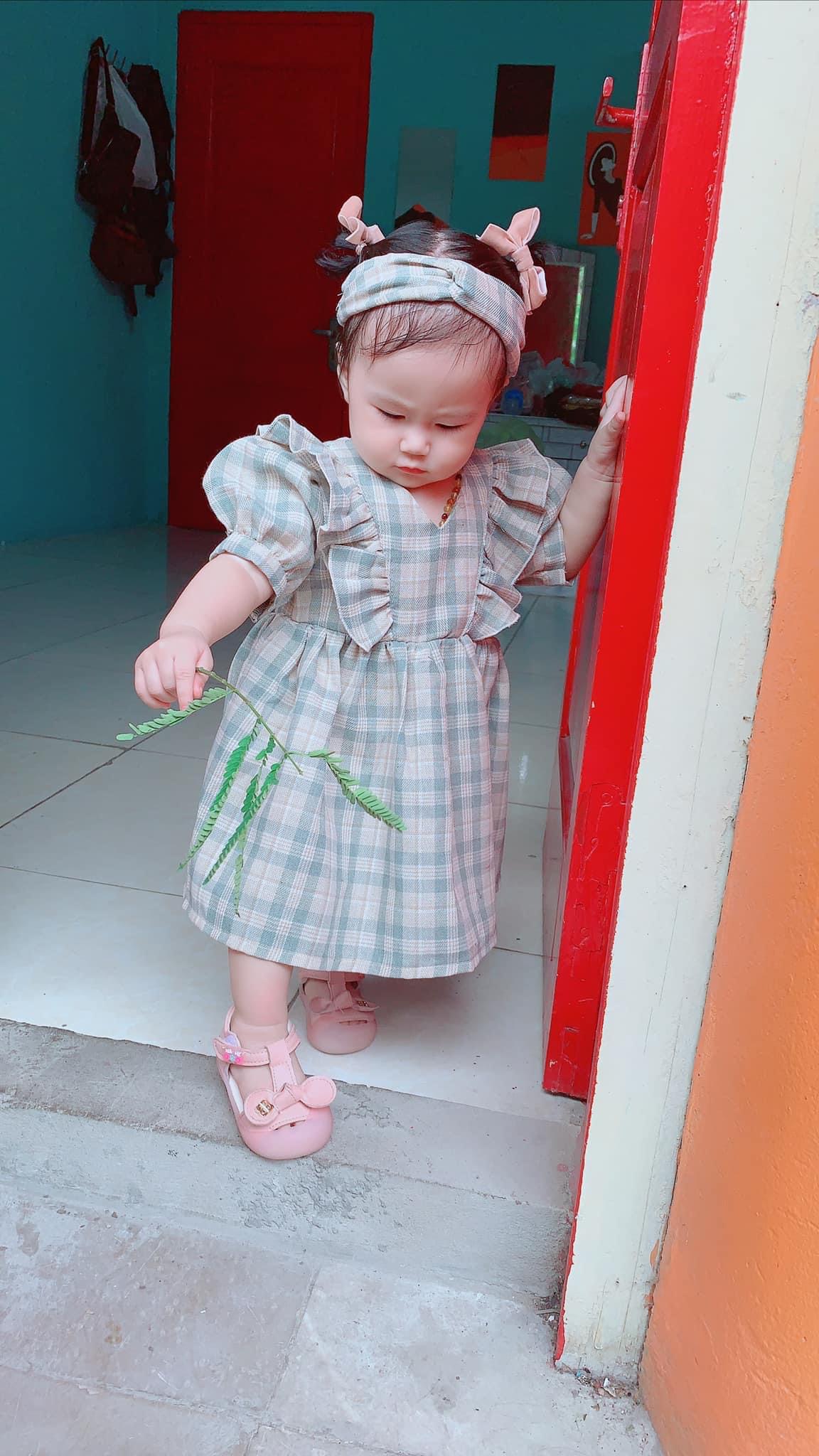 Váy caro bèo xám tay ngắn chất thô đũi cho bé gái 4 đến 30kg