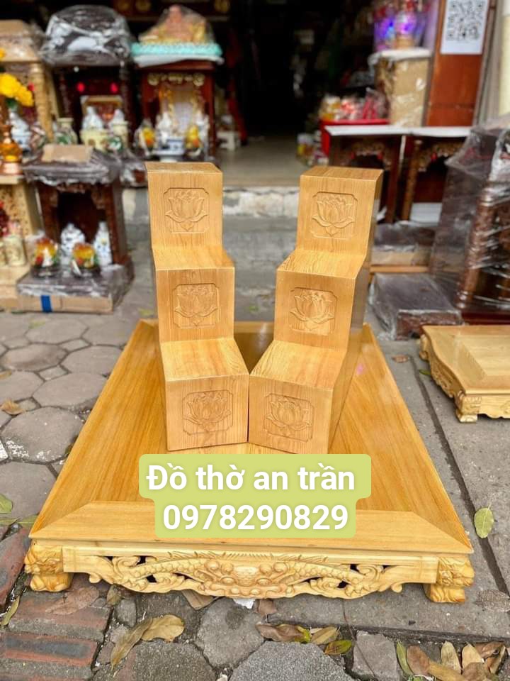 Bục tam cấp hoa sen kê hai bên ban thần tài thổ địa